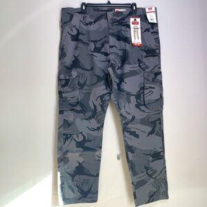 Men's NWT Wrangler Regular Taper Black & Gray Camo Pants - Size 40x30
